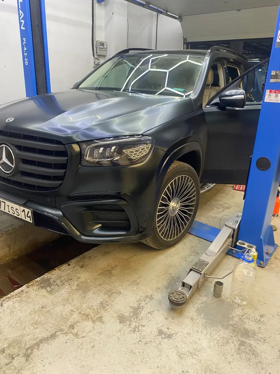 Mercedes GLS в матовом чёрном на подъёмнике — замена плёнки