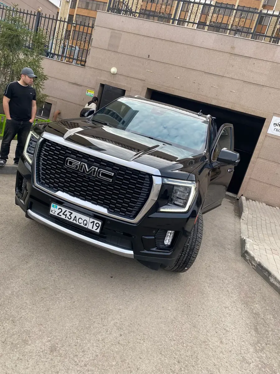 Чёрный GMC Sierra Denali на улице