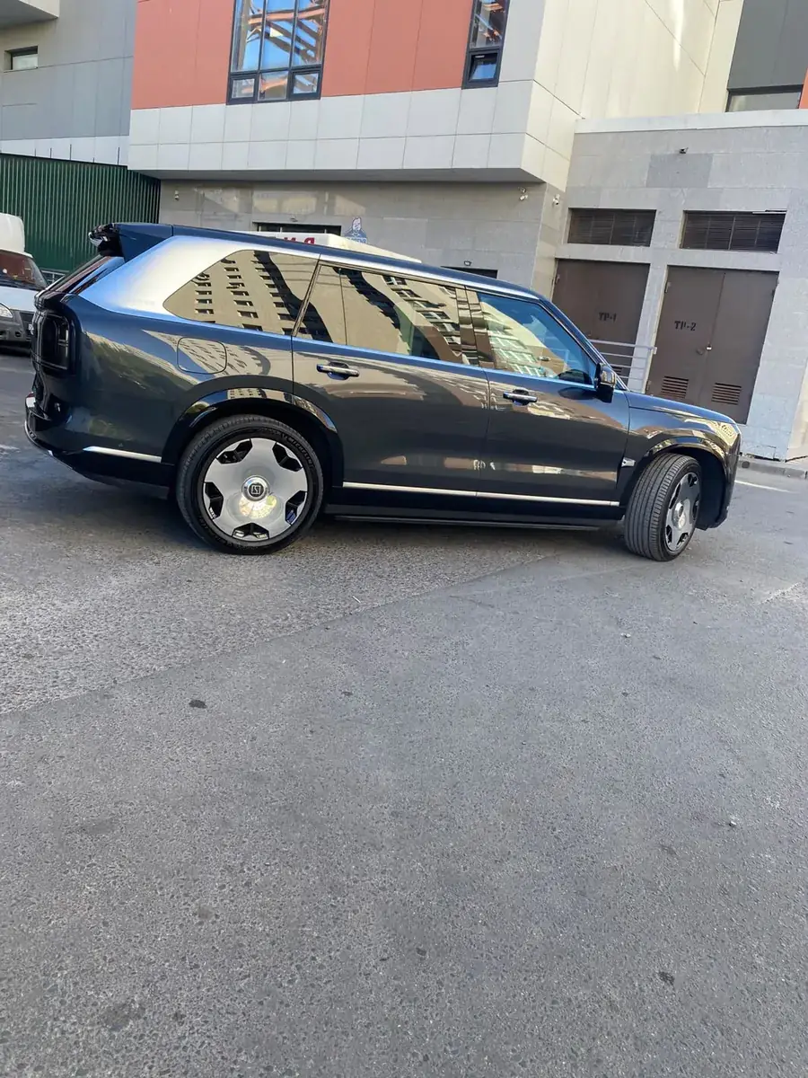 Hongqi Guoya сбоку, глянцевый кузов