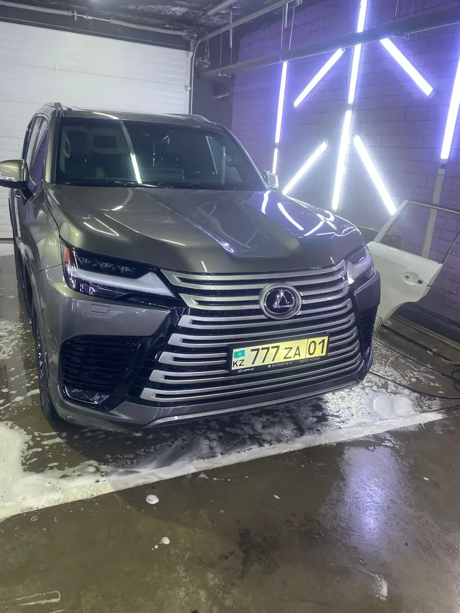 Lexus LX анфас в неоновом свете студии